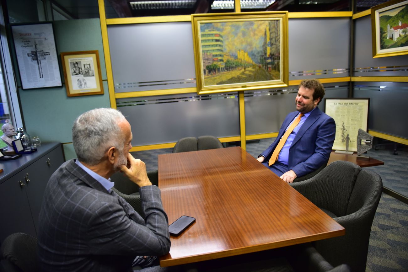 José Miguel Vial cónsul de Chile en Córdoba en la redacción de La Voz.  