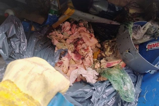 Clausuraron una veterinaria y una carnicería en Córdoba por arrojar residuos en la vía pública
