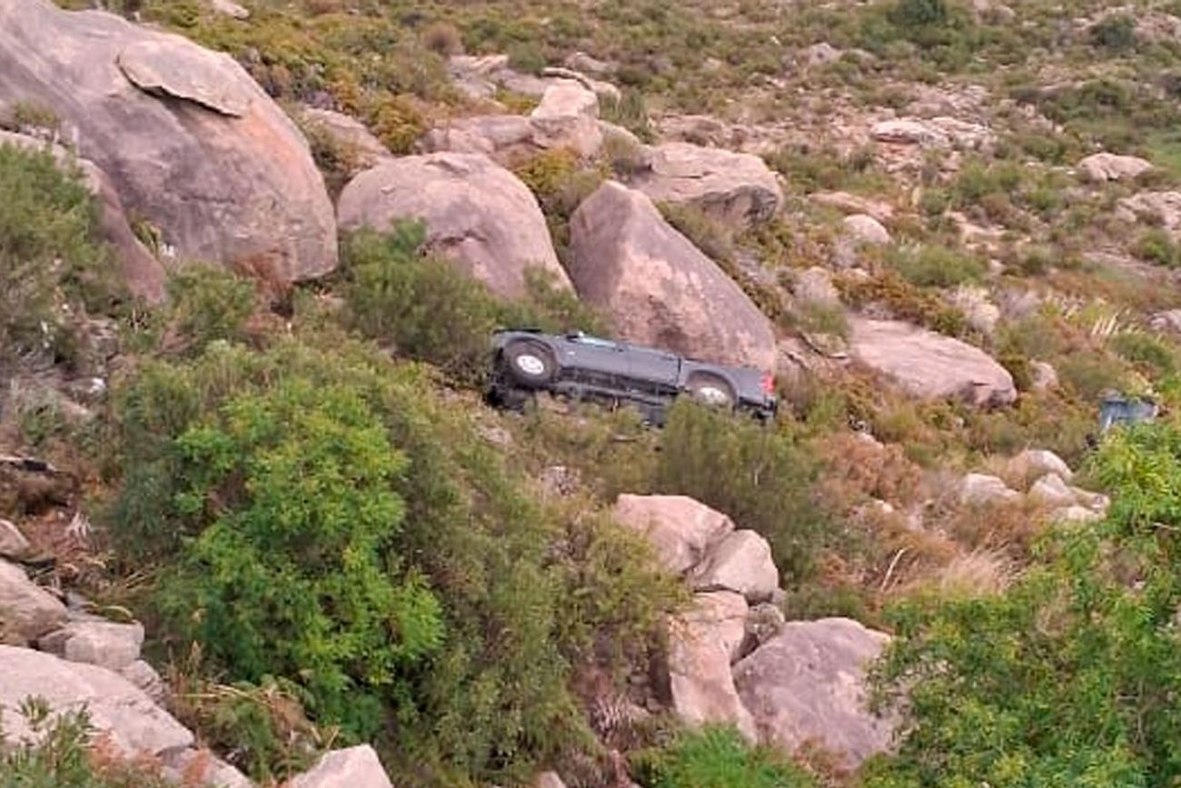Perdió el control de la camioneta en las Altas Cumbres y cayó 30 metros por un barranco
