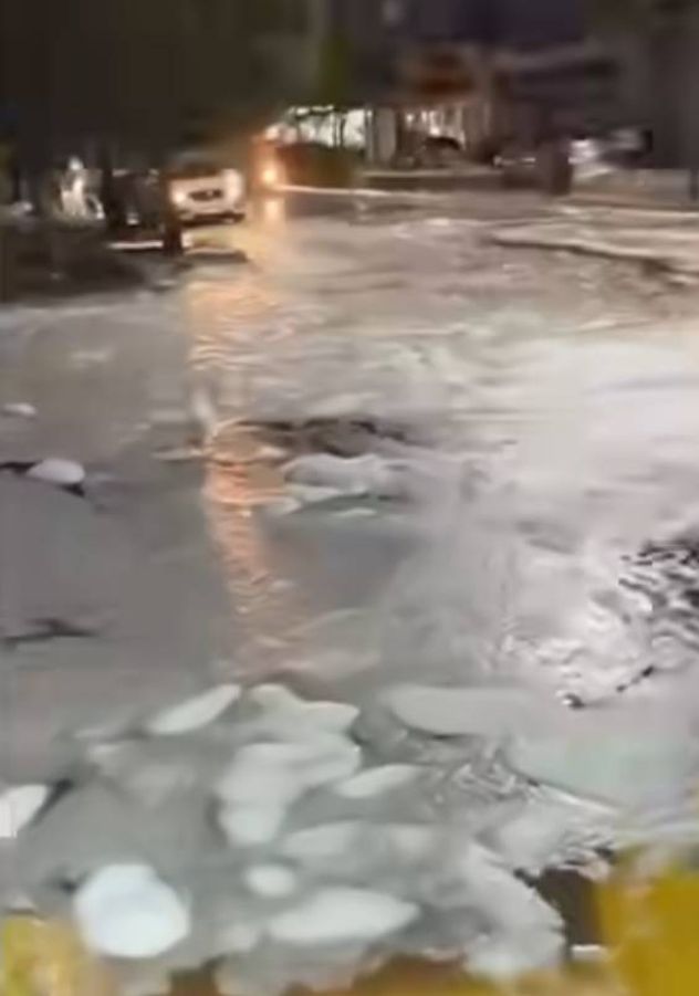 Espuma en avenida de Villa Dolores tras la lluvia.