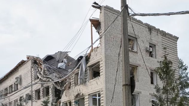 Un bombero trabaja en un edificio dañado tras el ataque de misiles rusos en Kiev. Cuatro personas murieron en la capital, entre ellas un niño de 12 años, y más de 50 resultaron heridas.