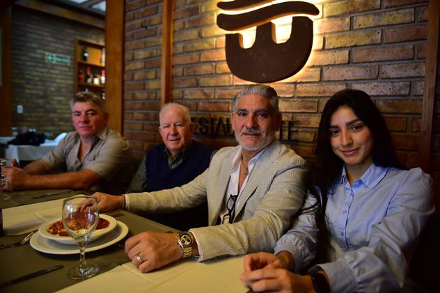 Fernando Rizzo y flia en Restaurante Lago di Garda, Cumplen 67 años y ya son 4 generaciones.