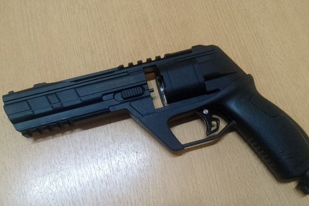 Llevó un arma de aire comprimido a la escuela en la ciudad de Córdoba.