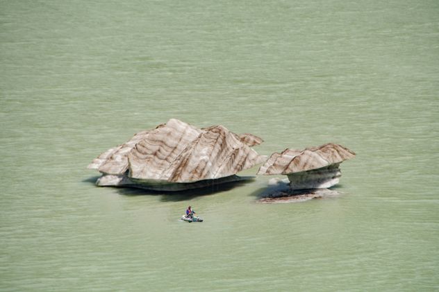 El camino hacia Pampa Linda bordea precipicios, bosques cerrados y las aguas cambiantes del lago Mascardi, antesala de uno de los paisajes más impactantes de Río Negro.