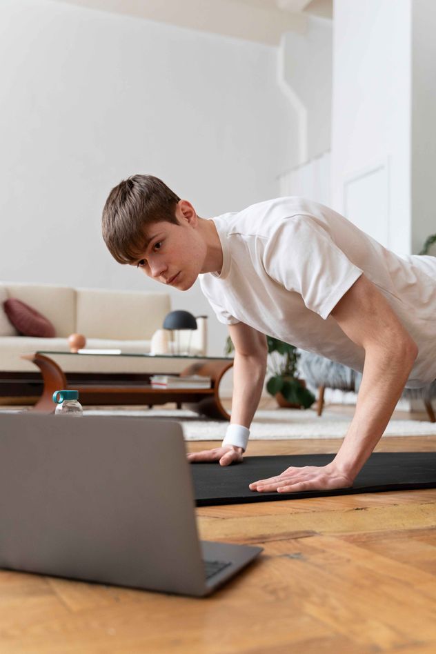 Expertos advierten que seguir entrenamientos virales de TikTok puede favorecer lesiones musculares y articulares. 
