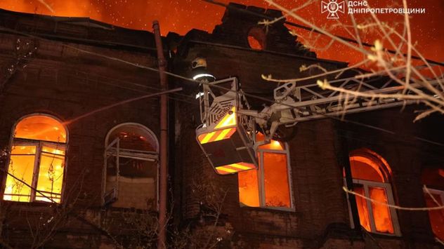 Bomberos apagan un incendio tras el ataque ruso en Dnipro. En esa región central murieron tres mujeres y alrededor de tres docenas de personas resultaron heridas. (Ukrainian Emergency Service via AP)