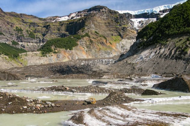 Con casi 3.500 metros de altura, el monte Tronador concentra glaciares clave para las reservas de agua dulce de la región andina argentina.