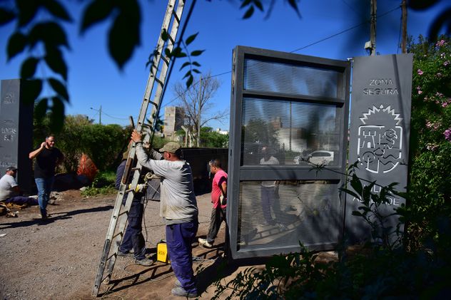 Los portones están diseñados para que durante el día circulen hasta vehículos de gran porte como camiones. (José Hernández /La Voz)