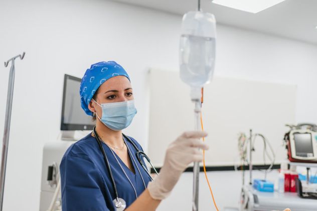 La especialidad exige más de 10 años de preparación e incorpora entrenamiento continuo, tecnología avanzada y simulación clínica.