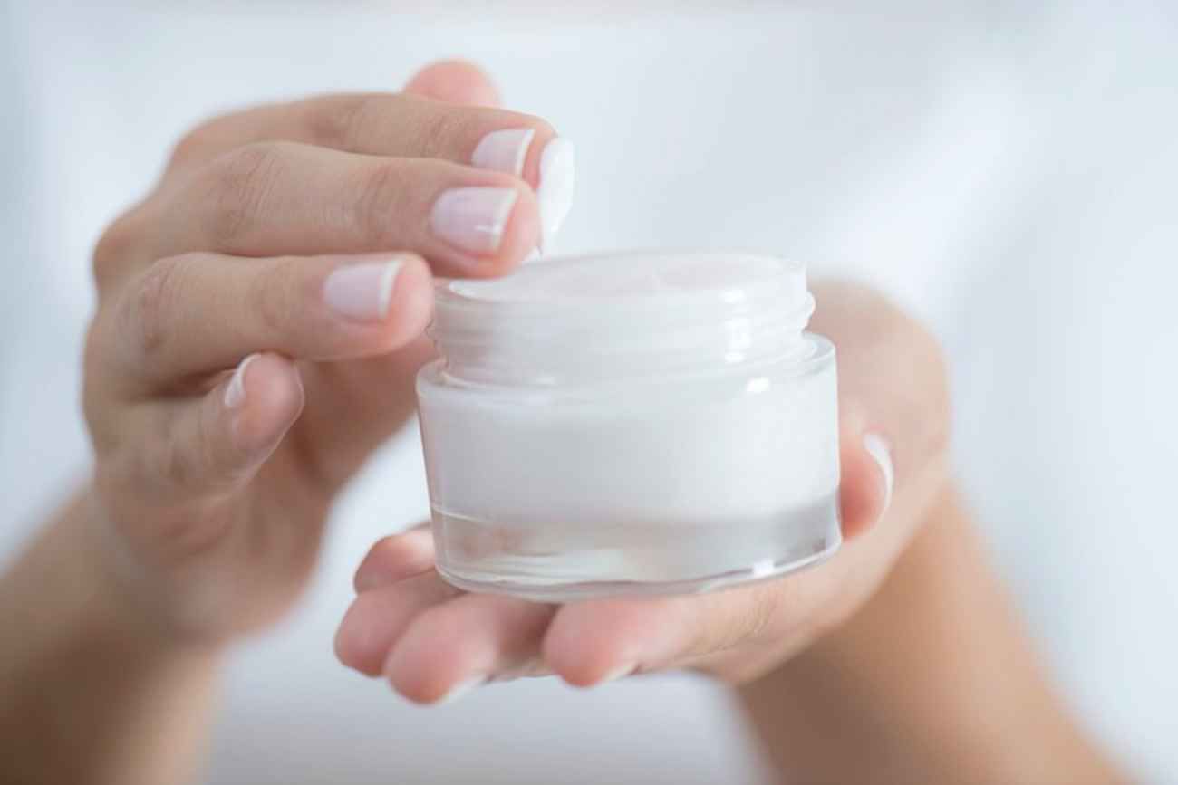 Para cuidar la piel después del verano es necesario priorizar la hidratación intensa, la exfoliación suave para eliminar células muertas y la reparación con antioxidantes. 