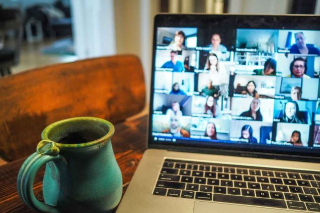 Las videollamadas constantes en ambientes profesionales sí pueden generar alteraciones en la voz.