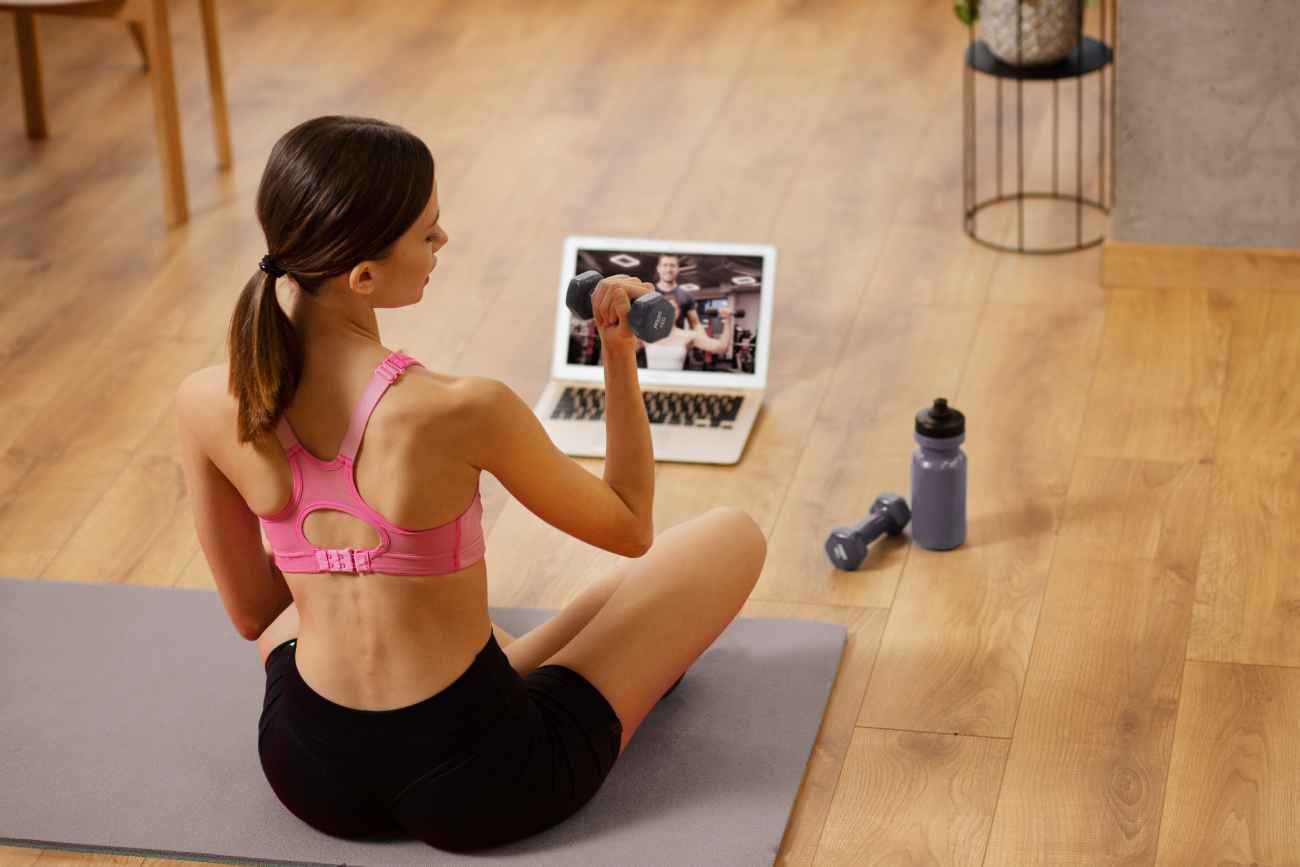 Expertos advierten que seguir entrenamientos virales de TikTok puede favorecer lesiones musculares y articulares. 