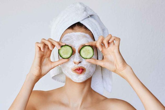 Para cuidar la piel después del verano es necesario priorizar la hidratación intensa, la exfoliación suave para eliminar células muertas y la reparación con antioxidantes. 