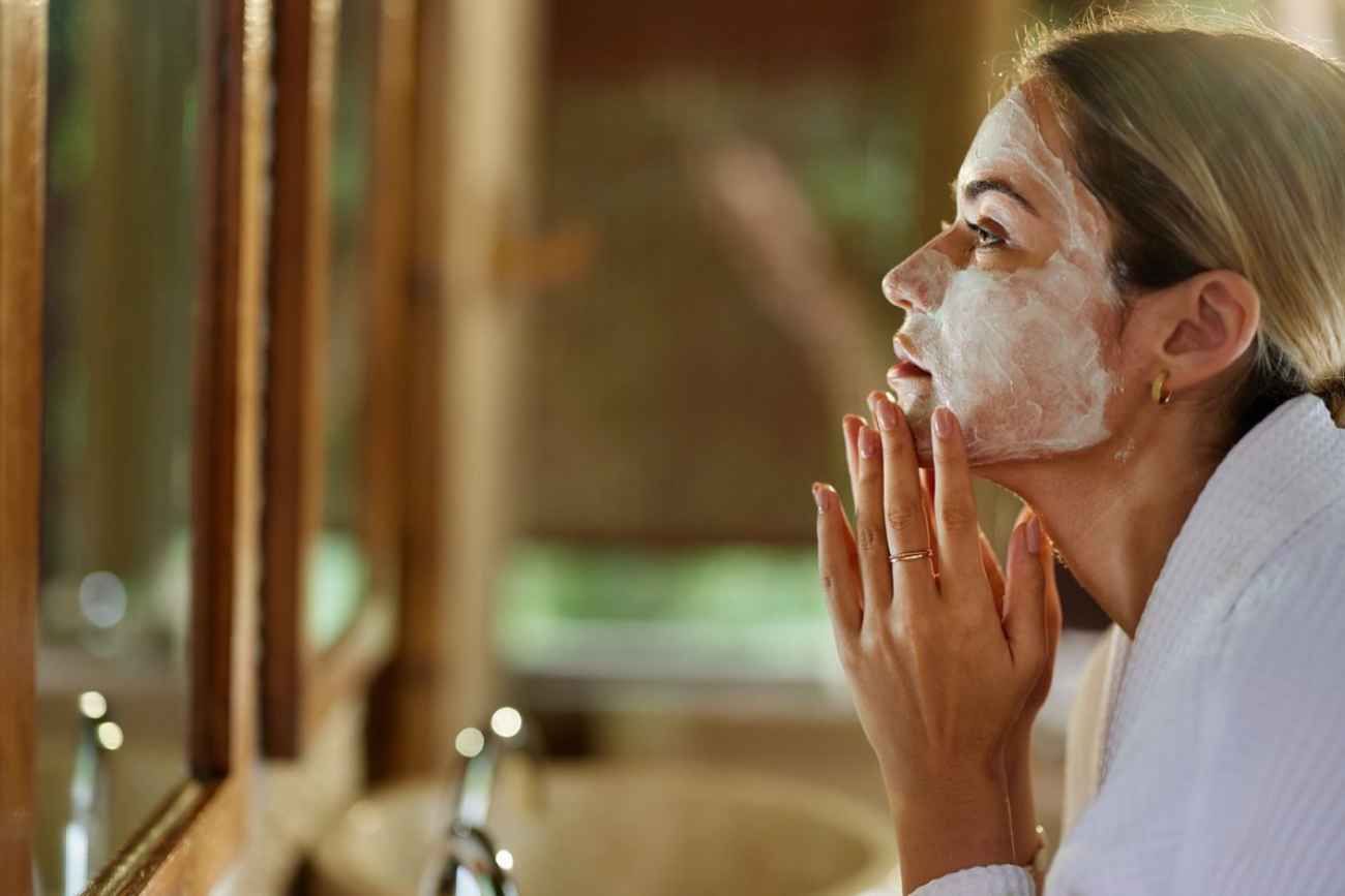 Para cuidar la piel después del verano es necesario priorizar la hidratación intensa, la exfoliación suave para eliminar células muertas y la reparación con antioxidantes.