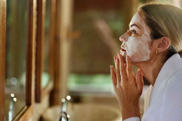 Para cuidar la piel después del verano es necesario priorizar la hidratación intensa, la exfoliación suave para eliminar células muertas y la reparación con antioxidantes. 