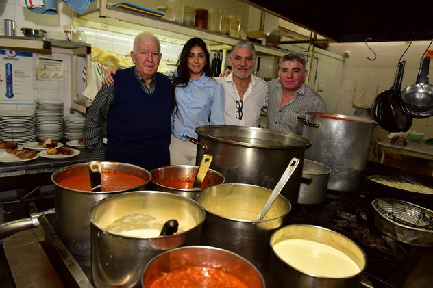Fernando Rizzo y flia en Restaurante Lago di Garda, Cumplen 67 años y ya son 4 generaciones.
