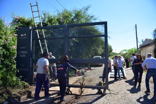 Momentos en que se instalaron los portones. (José Hernndez / La Voz)