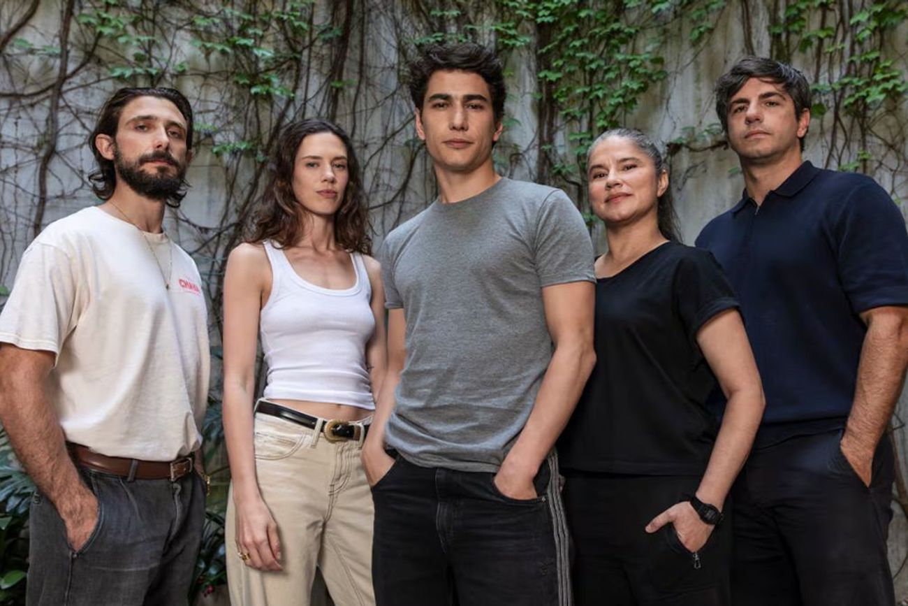 Delfina Chaves encabeza una miniserie de ocho capítulos que combina ciencia ficción, política y una mirada latinoamericana sobre el futuro.