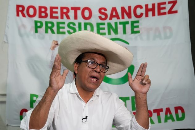 Roberto Sánchez, candidato presidencial del partido Juntos por el Perú, habla durante una entrevista con The Associated Press en Lima, Perú, el miércoles 15 de abril de 2026. (Martin Mejía)