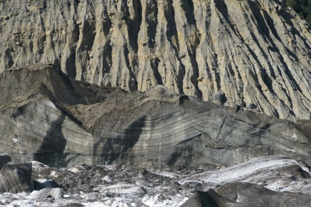 Entre témpanos oscuros, roca volcánica y paredes heladas, el Tronador recuerda la fragilidad de los glaciares frente al cambio climático.
