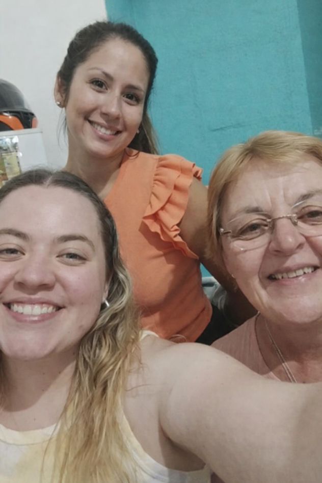 Milagros junto a Mercedes y Florencia, su hermana.