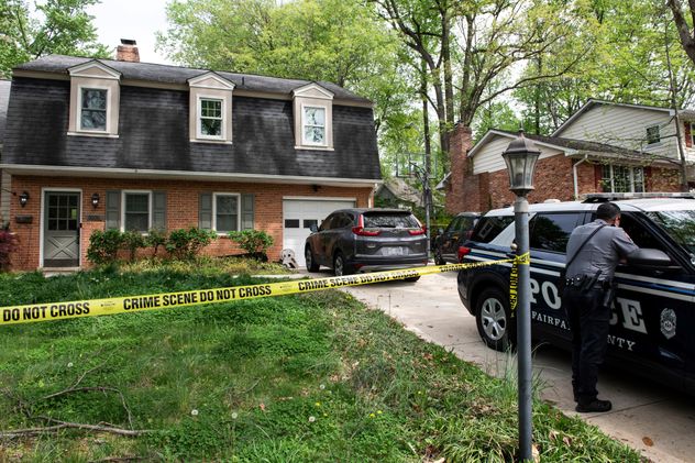 La Policía de Virginia en la casa del ex vicegobernador Justin Fairfax, donde ocurrió el terrible crimen.