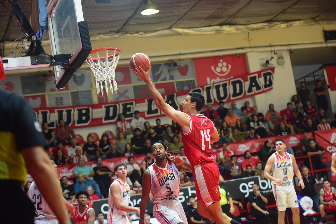 Javier Saiz mostró un gran nivel bajo los aros en el partido que Instituto jugó ante Quimsa. (Javier Ferreyra / La Voz)