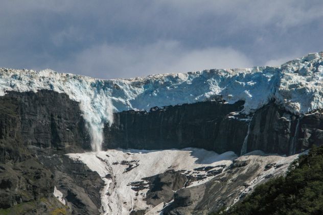 Un desprendimiento de hielo rompe la quietud del Ventisquero Negro y explica el origen mapuche de Anón: “trueno”.