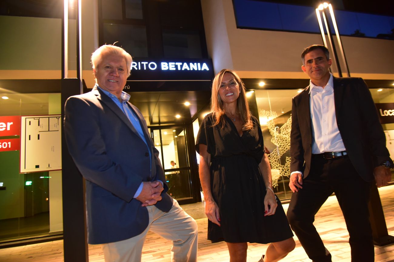 César, Sol y Rodrigo Martínez, los directivos de Grupo Betania, al inaugurar la Torre Perú de Distrito Betania. (Javier Ferreyra)