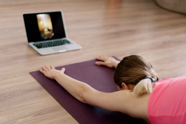 Expertos advierten que seguir entrenamientos virales de TikTok puede favorecer lesiones musculares y articulares. 