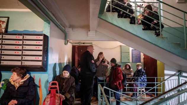 Habitantes se refugian en una vivienda dañada tras el ataque ruso en Kiev. Más de 15.000 civiles ucranianos han muerto desde el inicio de la invasión, según las Naciones Unidas. (AP Photo/Evgeniy Maloletka)