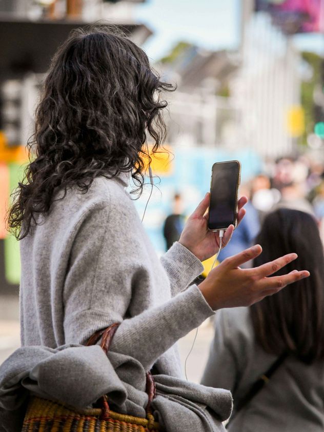 Las videollamadas constantes en ambientes profesionales sí pueden generar alteraciones en la voz.