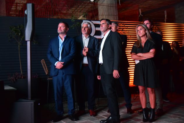 La familia Martínez junto al intendente y a funcionarios municipales. (Javier Ferreyra)