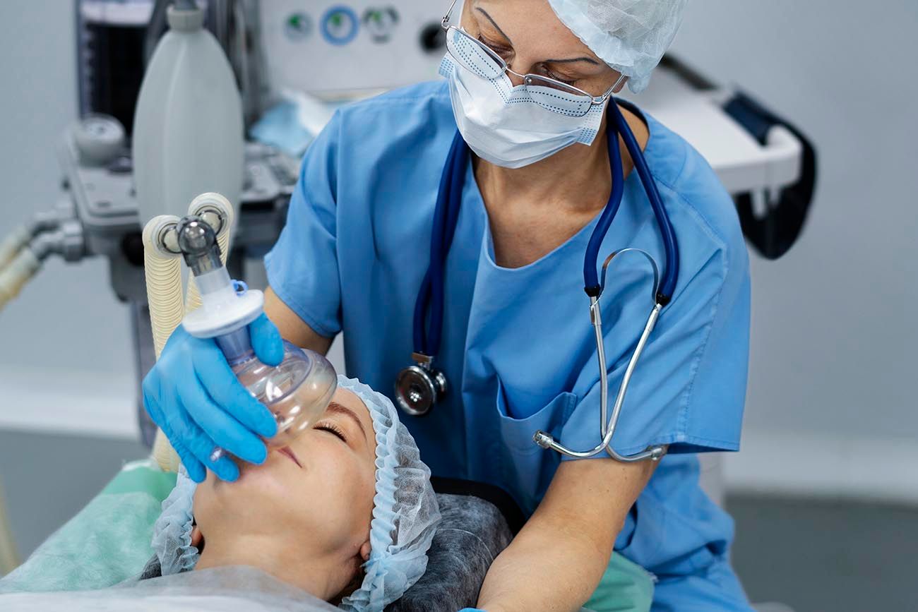 La anestesia influye directamente sobre funciones vitales como la respiración, la presión arterial, la oxigenación y el estado de conciencia.