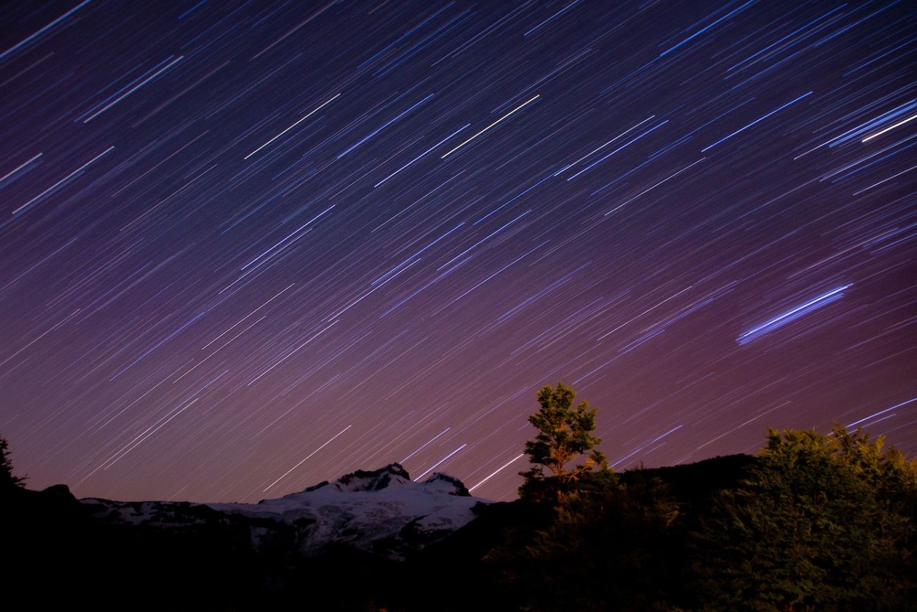Bajo un cielo sin Luna y cubierto de estrellas, el monte Tronador se revela en la noche patagónica entre glaciares, silencio y temperaturas extremas.