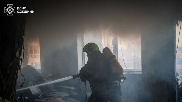Un bombero trabaja en un edificio de apartamentos alcanzado por un dron ruso. Las defensas ucranianas lograron neutralizar 667 de los 703 proyectiles lanzados en el ataque.