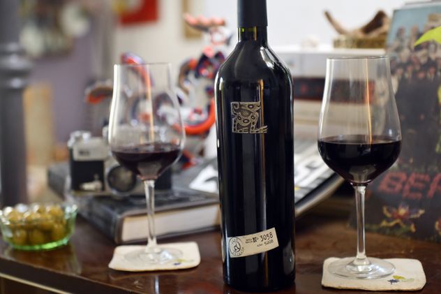Día del malbec. En Argentina se festeja el 17 de abril el día de esta emblemática cepa. Gran Reserva malbec de Bodega Valle de la Puerta de La Rioja. 