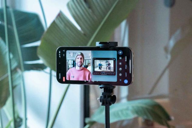 Las videollamadas constantes en ambientes profesionales sí pueden generar alteraciones en la voz.