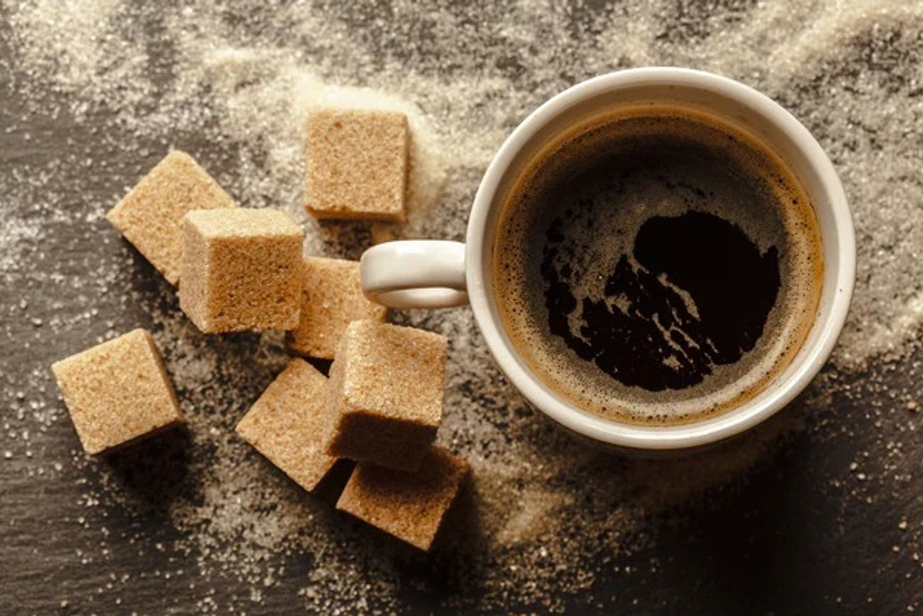 Café usado con azúcar: para qué sirve y por qué es el truco casero del momento.