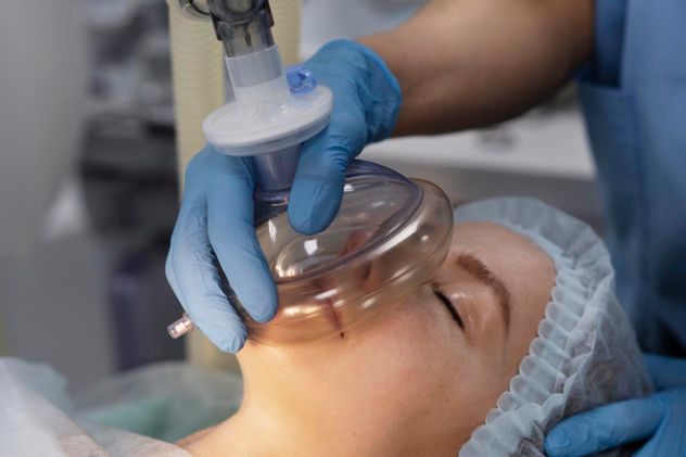La anestesia influye directamente sobre funciones vitales como la respiración, la presión arterial, la oxigenación y el estado de conciencia.
