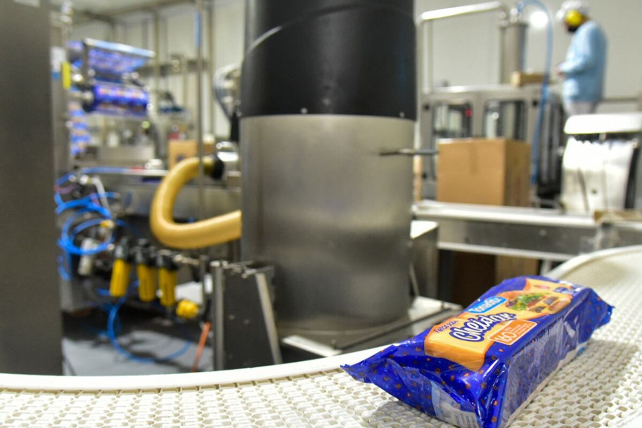 El quedo cheddar, en pleno proceso de producción y envasado en la planta de La Tonadita en Villa María 