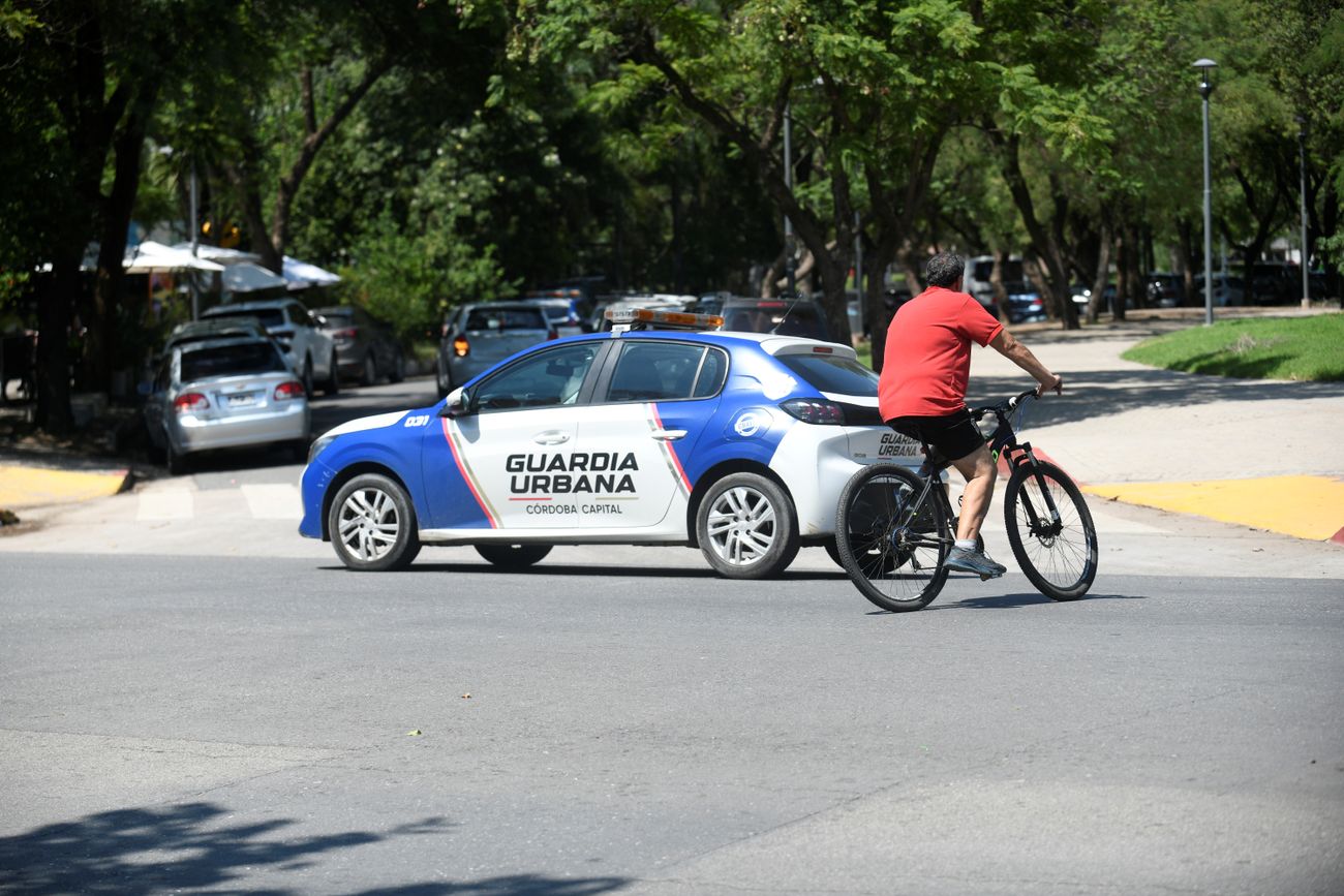 Un móvil de la Guardia Urbana patrulla en el Parque Sarmiento tras la prohibición de "naranjitas".