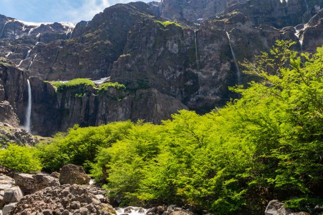 El sendero asciende entre lengas y ñires hasta la Garganta del Diablo, donde cascadas furiosas caen sobre un anfiteatro de roca tallado por el hielo y el agua.