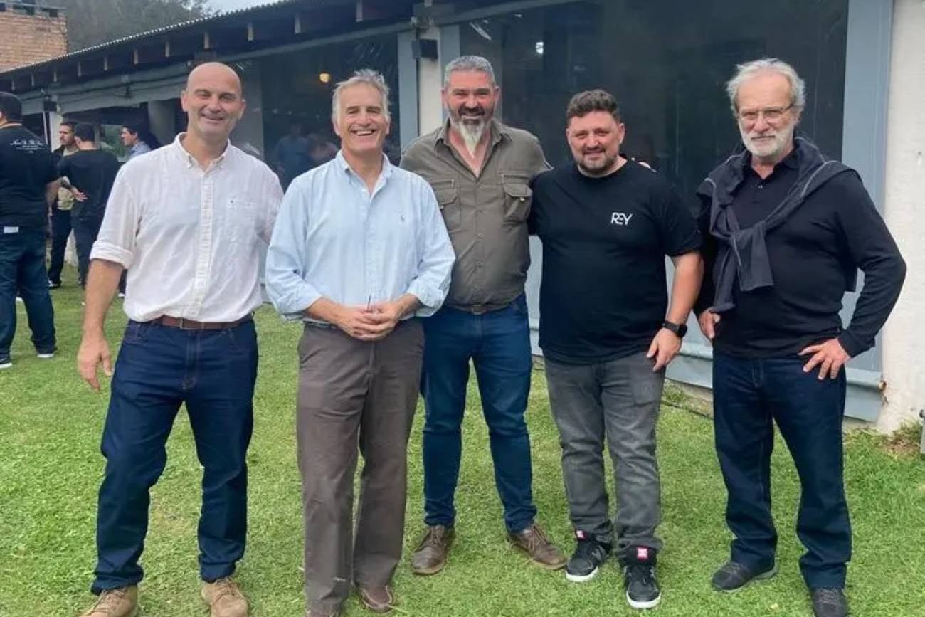 INTEGRACIÓN. Mauricio Pretto, Rodrigo Bosch y Mario Pretto, de Pretto Agronegocios; Elbio Prida, carnicero y capacitador en el negocio de las carnicerías; y José María Roca, gerente del frigorífico Logros, durante la jornada de actualización del negocio de la carne en La Calera.