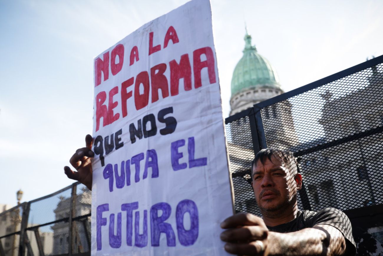 Protesta frente al Congreso contra la reforma laboral.
