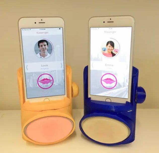 Besos a distancia: cómo funciona el dispositivo que permite “sentir” a tu pareja desde el celular.