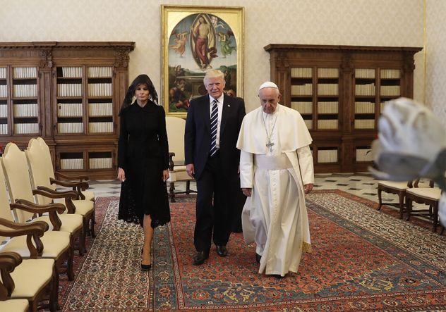 De derecha a izquierda, el papa Francisco, el presidente de Estados Unidos, Donald Trump, y su esposa, Melania Trump, el 24/05/2017 en el Vaticano. El papa Francisco recibió durante unos 30 minutos al presidente estadounidense, Donald Trump, en un encuentro marcado por las personalidades contrapuestas de ambos. (Evan Vucci)