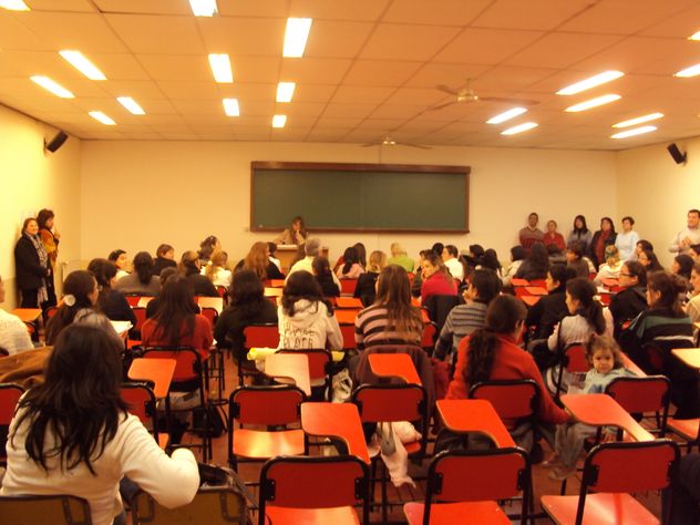Cristina Cometto como docente, en un aula de la UNC, con sus alumnos. 