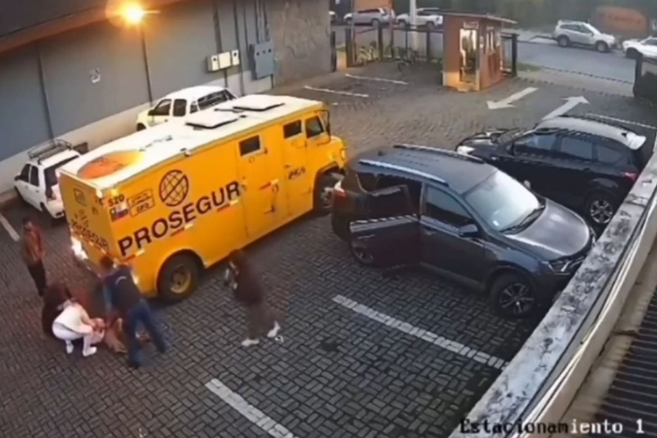 Video: un camión dio marcha atrás y atropelló a dos mujeres en el estacionamiento de un shopping. (Captura del video)