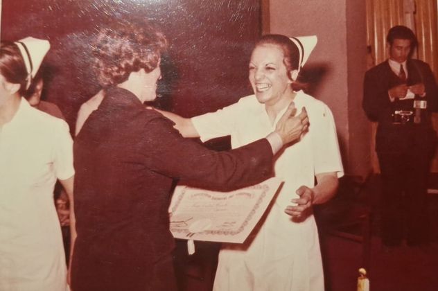 María Cristina Cometto, al recibir su título de enfermera profesional en la Escuela de Enfermería de la UNC. 